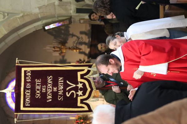 Sortie de l'église du prêtre, suivi de l'étendard et de la statue*