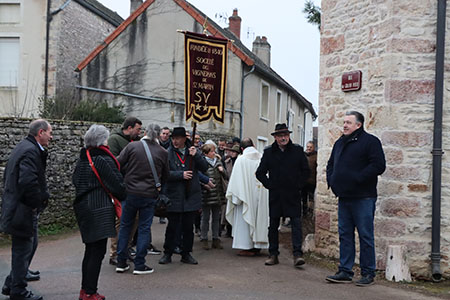 Cortège accueilli par le prêtre 