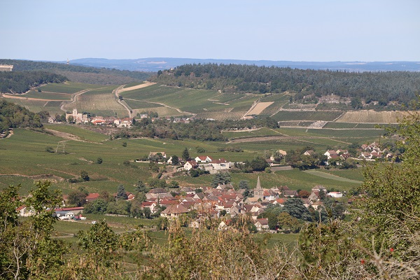 Saint-Martin au premier plan, Touches au second plan puis les vignes de Mercurey au dernier plan