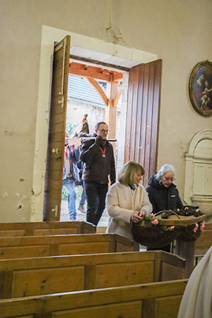 Entrée du Saint dans l'église