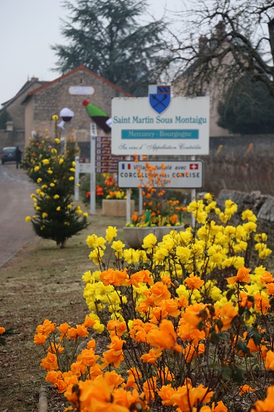 L'entrée du village décorée de fleurs jaune et orange