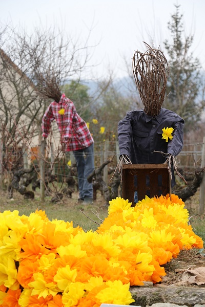 Des personnages créés à partir de sarments un taille la vigne, le petit renverse les fleurs