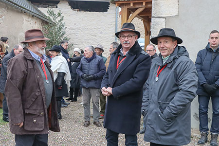 Devant l'église, les viticulteurs de la Saint-Vincent