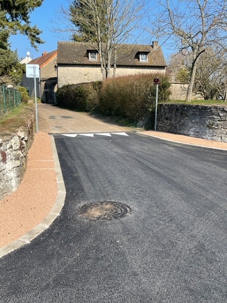 Des panneaux indiquent la vitesse maximale à 30km/h