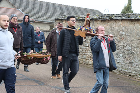 Déambulation du cortège dans le village 