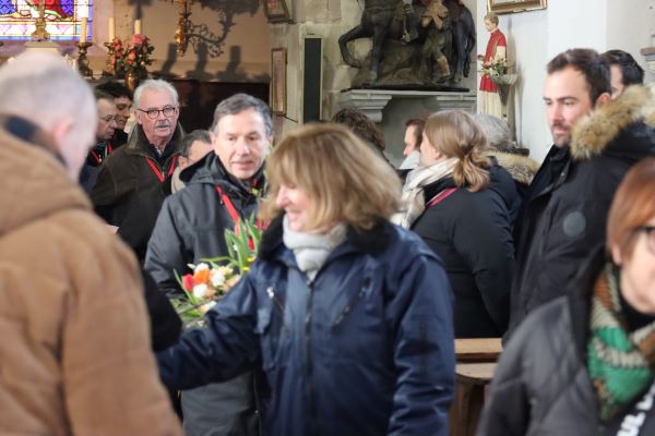 Sortie de l'église des membres de la société de secours mutuel