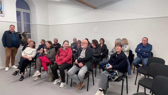 Les participants sont dans la salle de la mairie