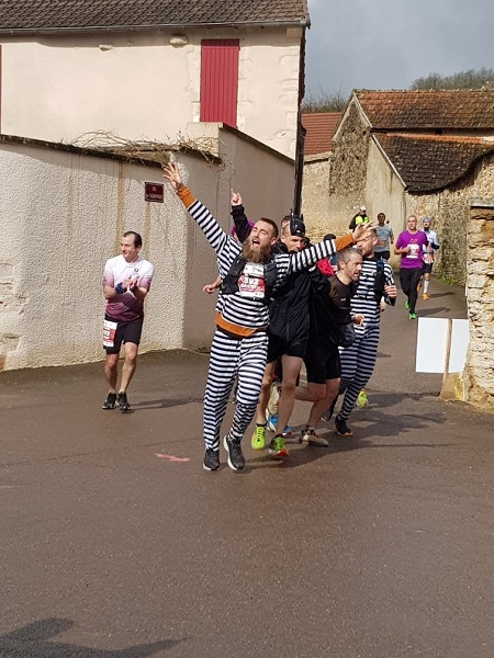 Coureurs arrivant sur la place de Corcelles