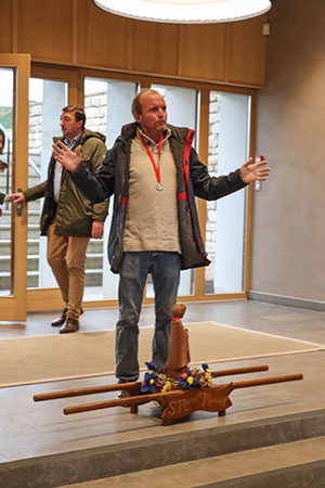 Pierre dans le caveau de réception