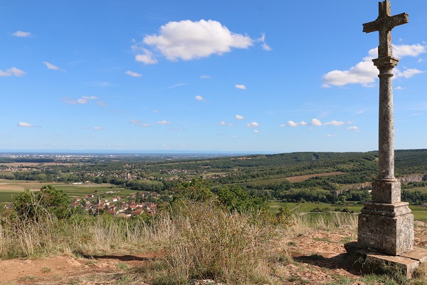 Depuis le site de la croix du Teu, on découvre la plaine de Saône, puis le Jura