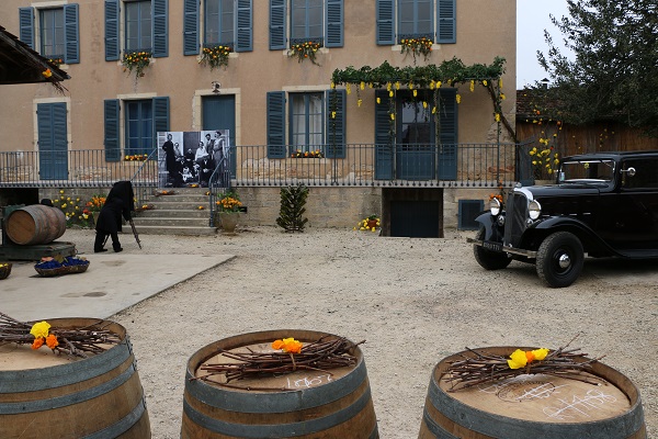Scène de photographie dans une cour de vigneron et voiture d'époque