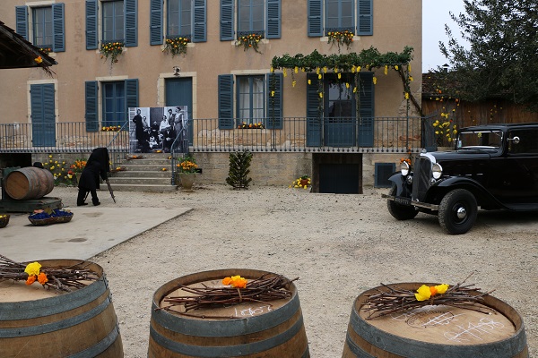 Scène de photographie dans une cour de vigneron et voiture d'époque