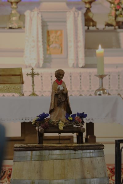 La statue dans l'église devant l'autel