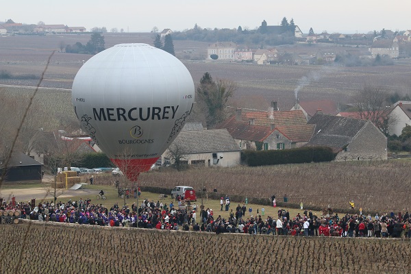 La montgolfière "Mercurey" s'apprête à décoller au passage de la procession