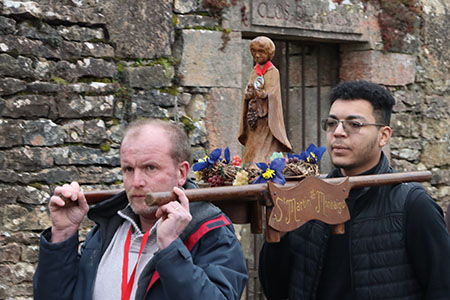 Saint-Vincent porté par Pierre