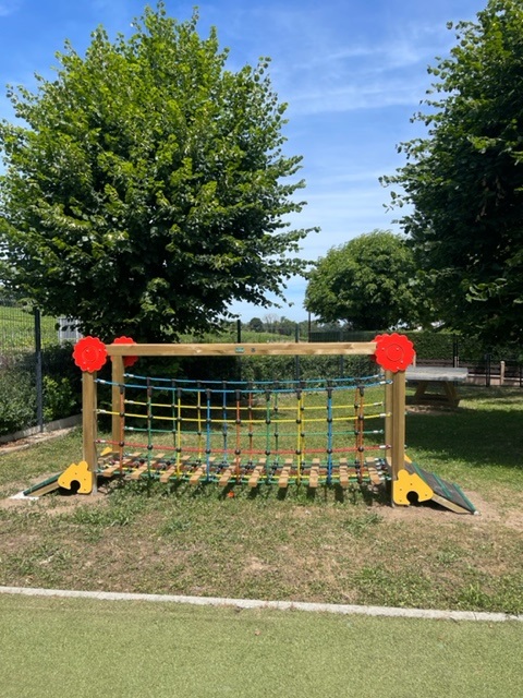 Un pont de singe pour petits, amusement garantit