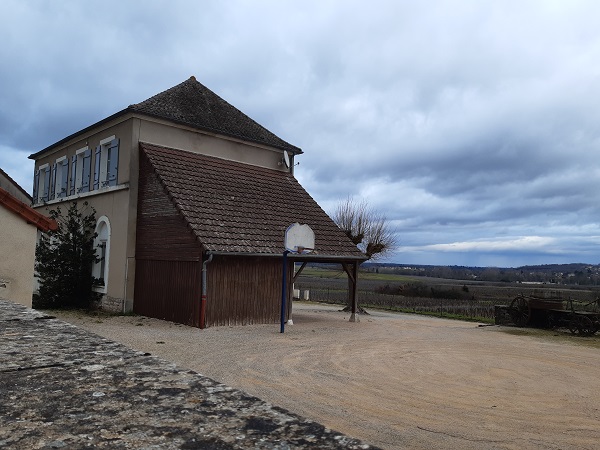 La cour du côté preau