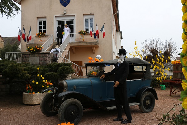 Scène de mariage à la mairie, voiture d'époque