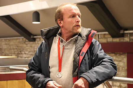 Pierre dans le caveau de réception