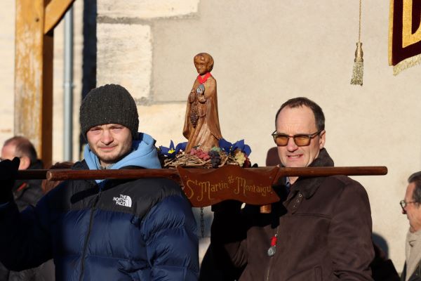 La statue entame un parcours dans le rue du village