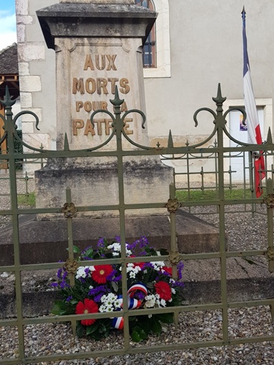 Gerbe au pied du monument aux morts