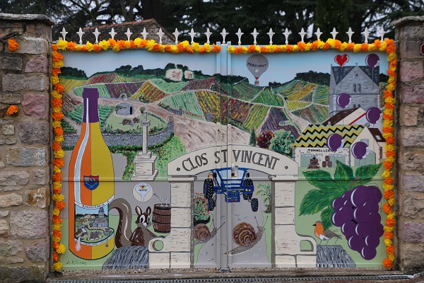 Un portail décoré d'une scène éphémère sur le thème de la Saint-Vincent