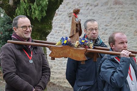 Saint-Vincent porté par Pierre et Pierre dans les rues du village