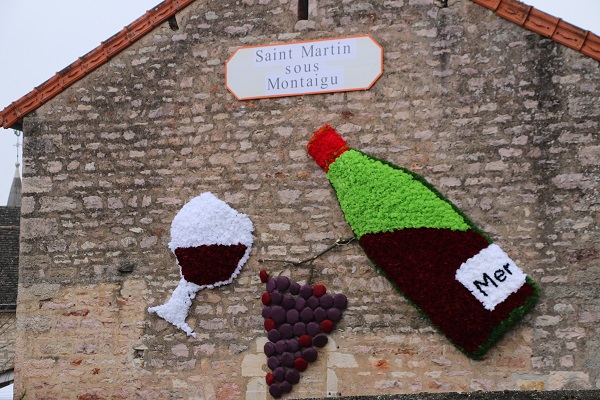 Un mur décoré d'un verre et d'une bouteille