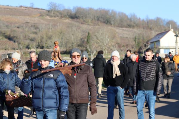 Les membres de la Saint-Vincent et les habitants accompagnent la statue tout au long de son parcours