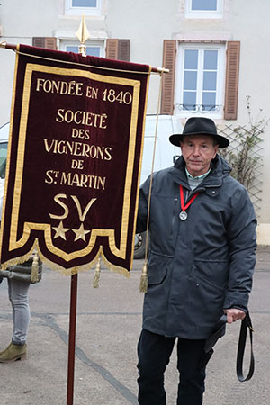 Thierry tient l'étendard de la société de protection de Saint-Martin 