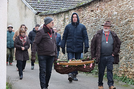 Déambulation du cortège dans le village 