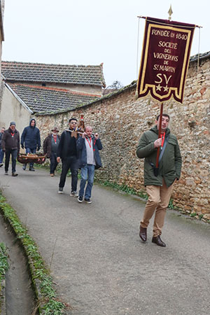 Déambulation du cortège dans le village 