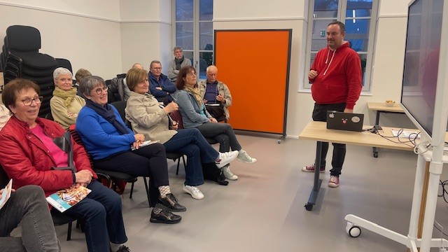 Les habitants de Saint-Martin suivent la présentation dans l'espace du Tiers Temps