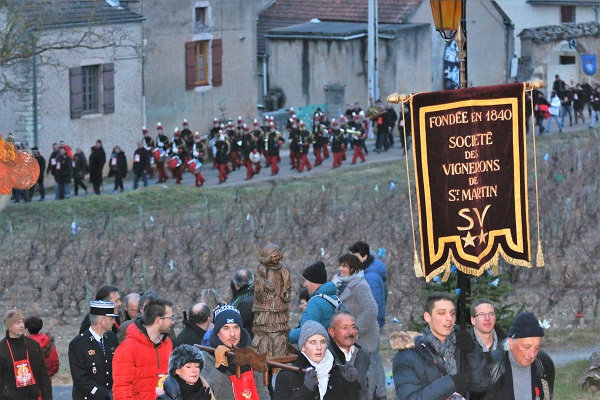 La procession rejoint le village de Mercurey