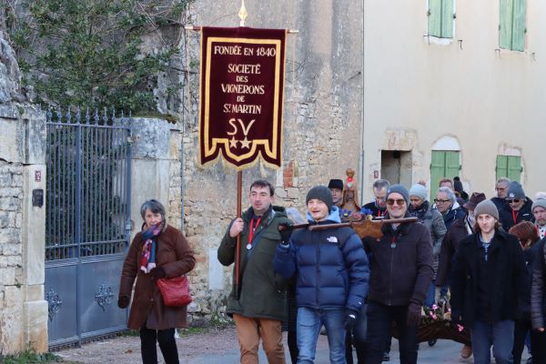 La statue suit un parcours dans le village de Saint-Martin