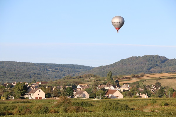 Le hameau de la Maladière avec le dirigeable de Mercurey le survolant