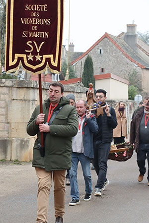 Déambulation du cortège dans le village 