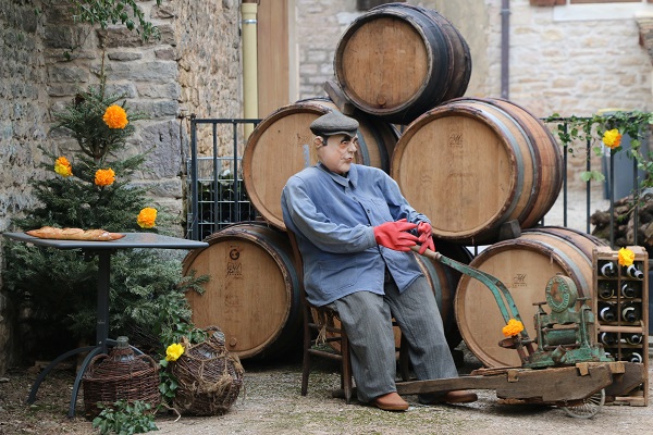 Scène dans une cour, un vigneron et ses tonneaux