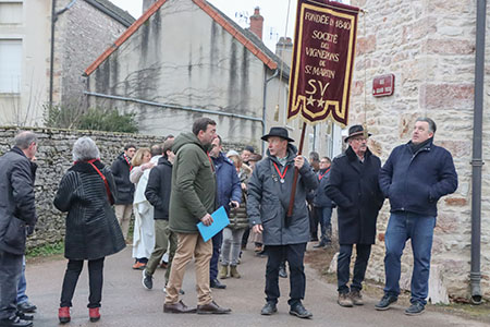 Cortège arrivant vers l'église