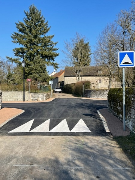 le carrefour dit de Suzeau, des murs en pierres sèches bordent les routes et la partie roulante est surélevée