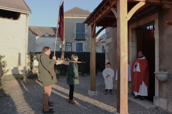 La Statue présentée à l'entrée de l'église au prêtre.