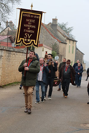 Déambulation du cortège dans le village 