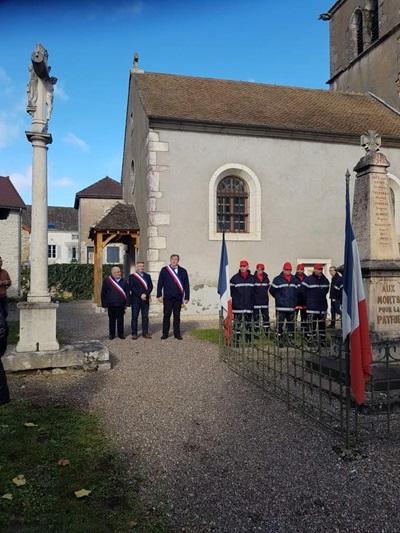 Officiels accompagnés du corps des Sapeurs-pompiers