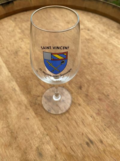 Verre a pied avec le blason de Saint-Martin