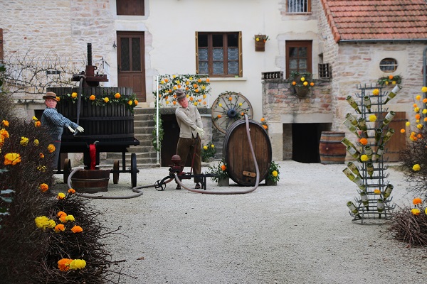 Scène dans une cour autour d'un vigneron de son pressoir et ses tonneaux