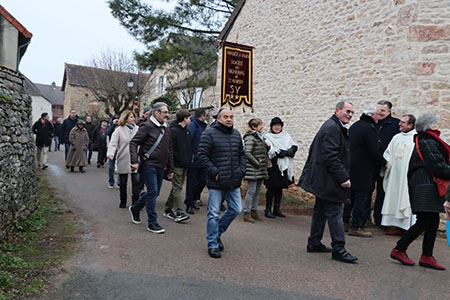 Cortège accueilli par le prêtre 